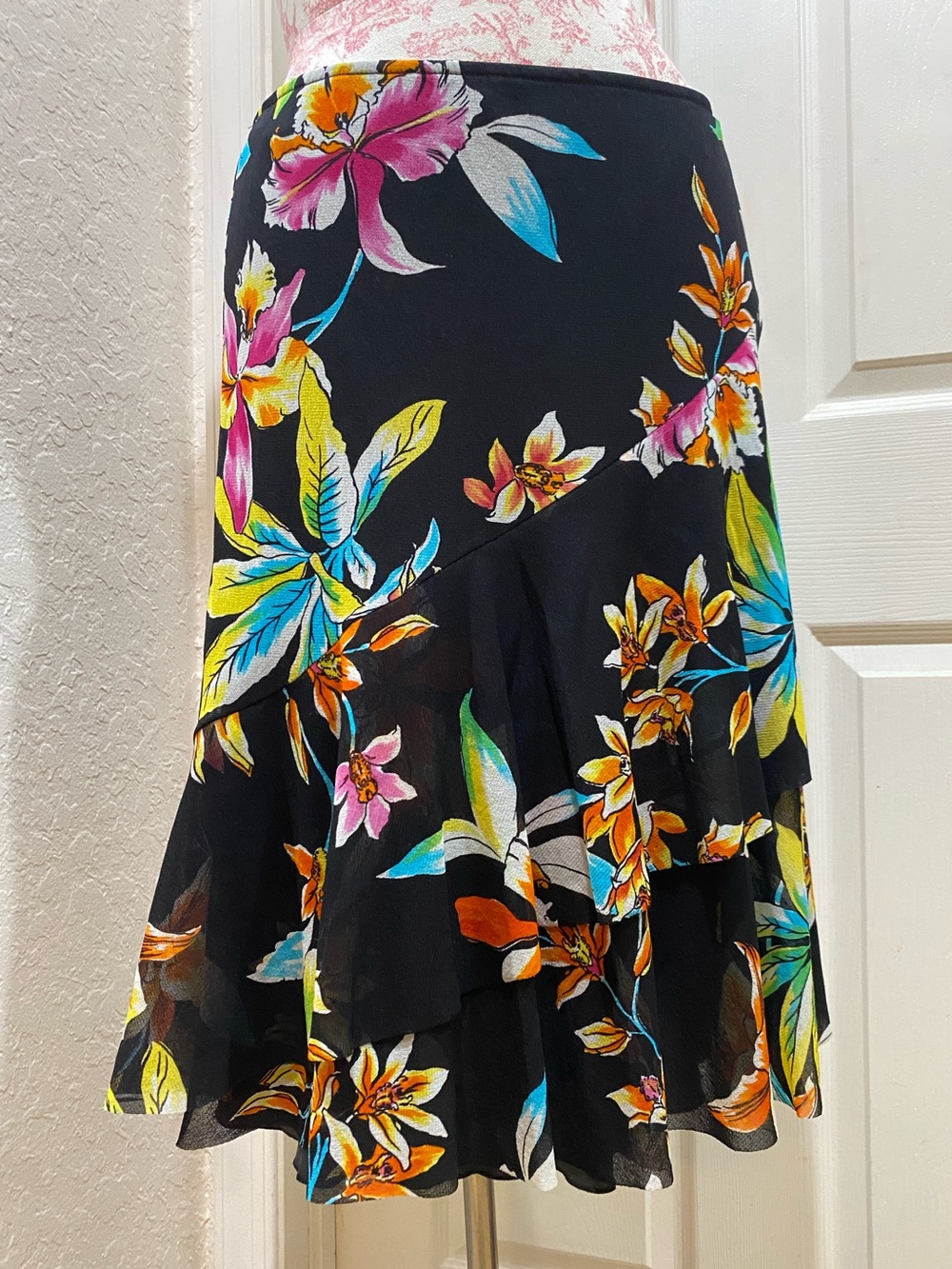 Vintage MONDI Italy Floral Midi Skirt Sz 38 / 30” Tiered Asymmetric Tropical